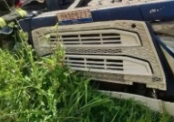 Motorista fica preso às ferragens após carreta tombar na BR-101, em Novo Lino