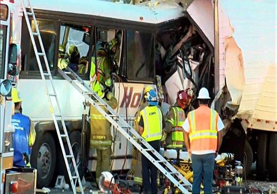 Acidente entre ônibus e carreta deixa mortos na Califórnia