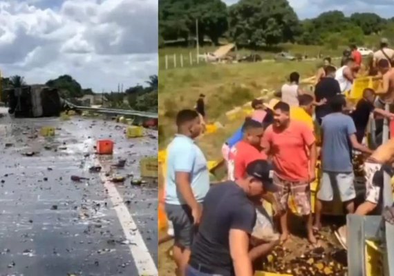 Motorista de carreta fica ferido após perder controle do veículo e tombar na BR-101