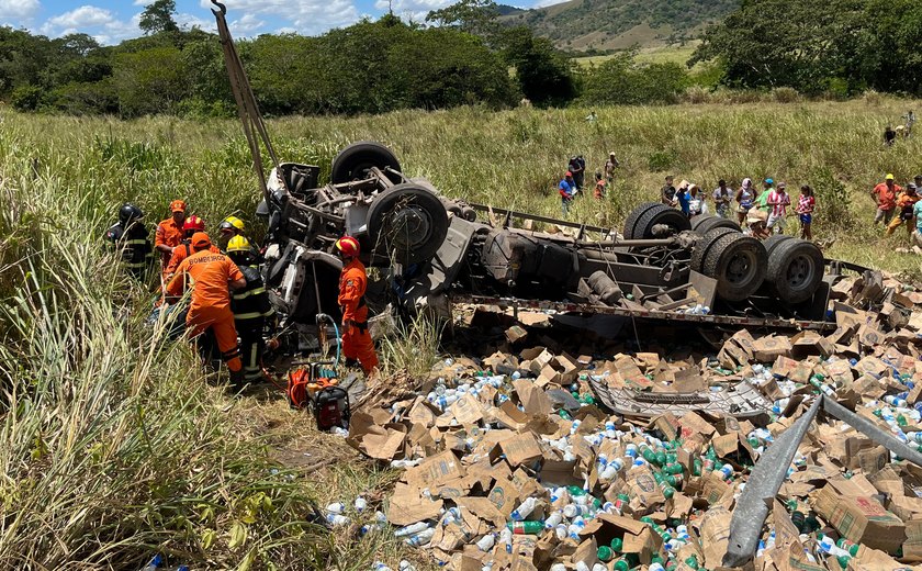 Passageiro morre em caminhão após tombamento em Maribondo