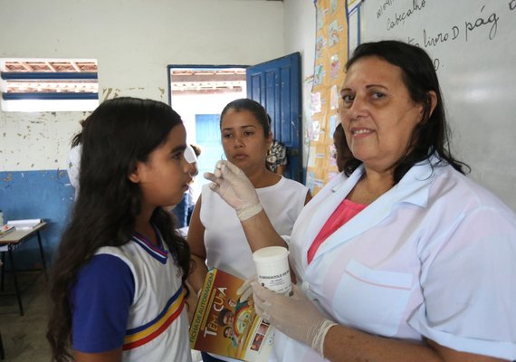 Estudantes da rede municipal começam a ser medicados para prevenir Verminoses