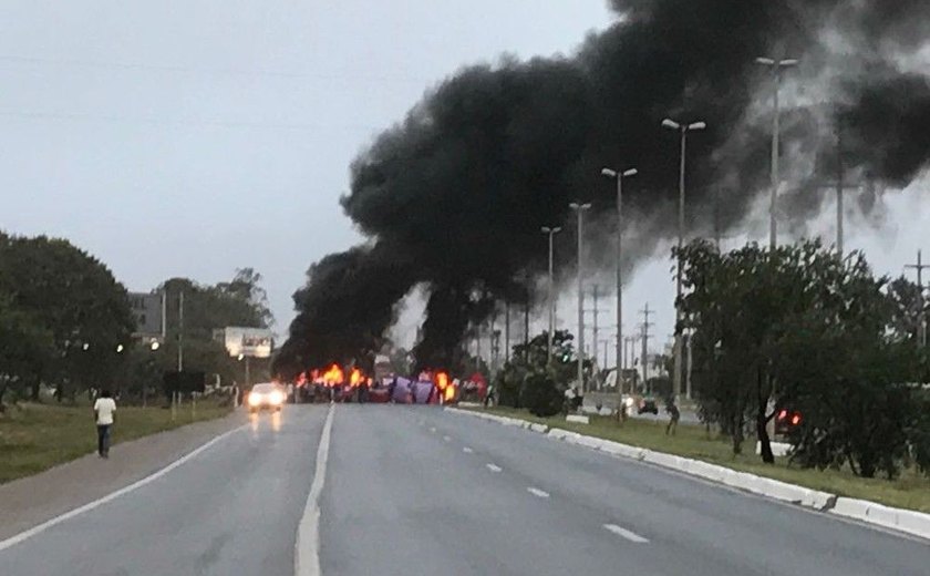 Brasília amanheceu sem metrô nesta sexta; pistas foram interditadas por manifestantes