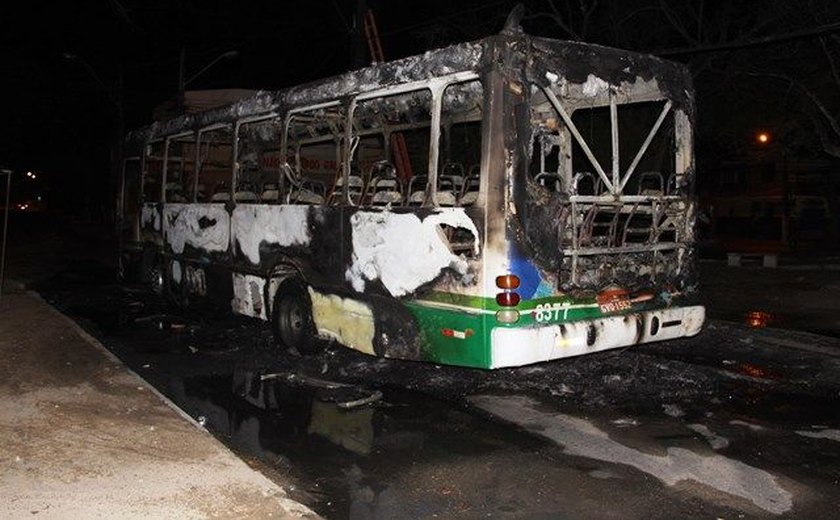 Ônibus são incendiados após morte de suspeito de tráfico