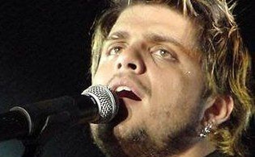 Ex-LS Jack, Marcus Menna emociona em show após 13 anos longe dos palcos