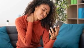 Ortopedista alerta: hábito de usar celular pode gerar uma carga de 27 kg no pescoço