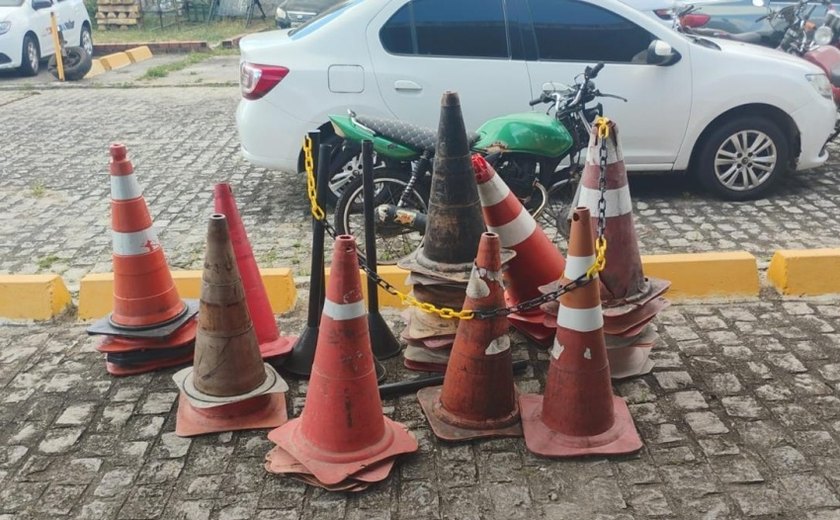 Materiais utilizados para guardar vagas irregulares foram recolhidos por agentes do DMTT
