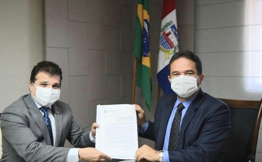 Ricardo Nezinho celebra sanção da Lei de Proteção ao Idoso na ALE