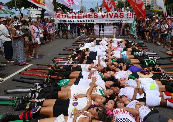 Mulheres se reúnem em Copacabana contra a violência e o feminicídio