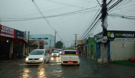 Chuva forte deixa ruas alagadas em vários bairros de Maceió nesta segunda-feira