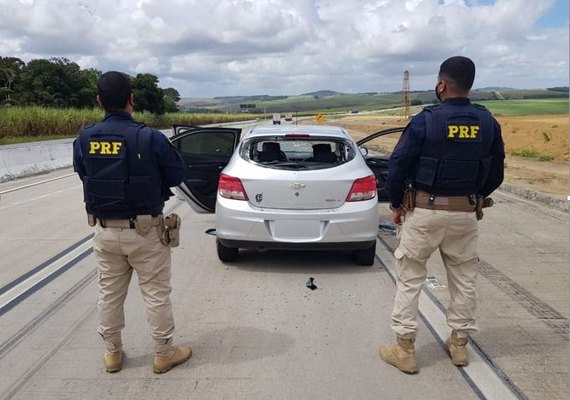 PRF troca tiros com assaltantes e recupera veículo roubado