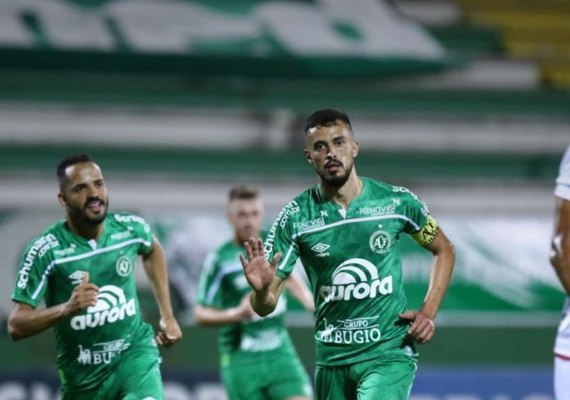 Chapecoense vence o Paraná e retoma liderança da Série B