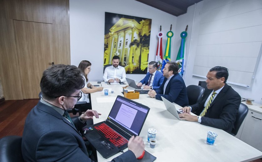 Câmara confirma convocação de novos servidores em reunião com promotora do MP/AL