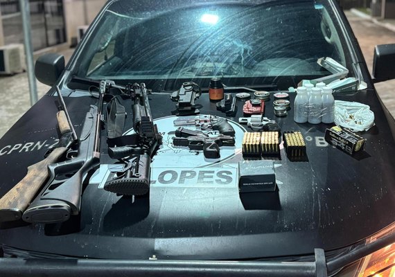 Polícias apreendem arsenal e prendem dupla durante operação em Ibateguara