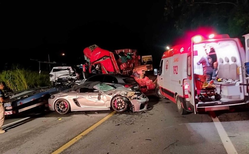 Acidente entre caminhão e carreta deixa um morto e dois feridos na BR-101