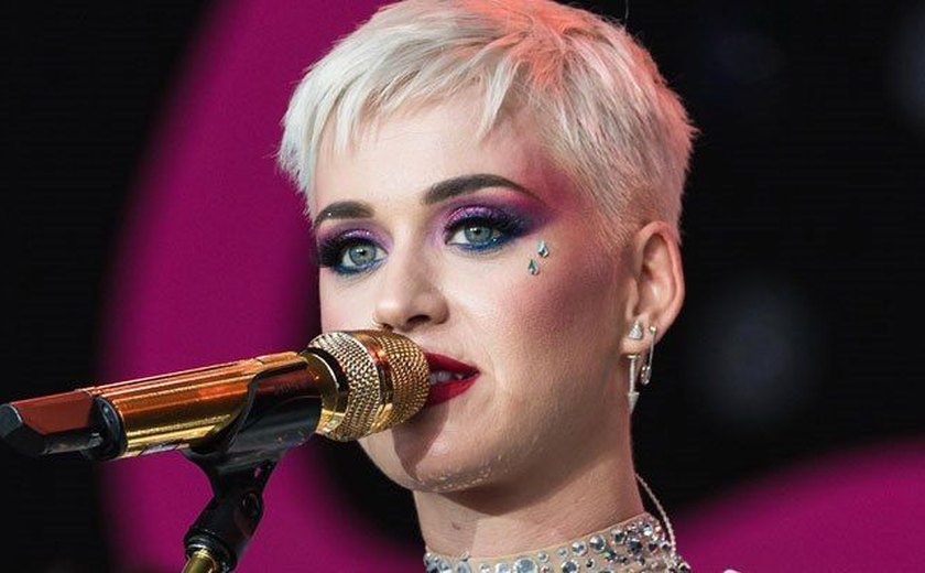 Assistente processa Katy Perry após ter dedão do pé amputado