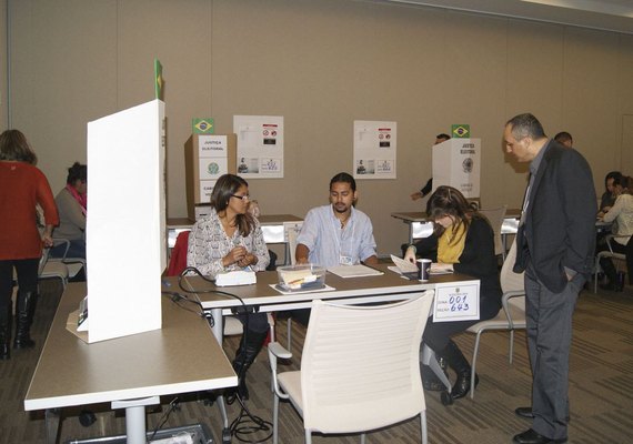Locais de votação são abertos e mais de 147 milhões de brasileiros devem comparecer