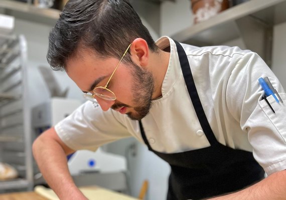 Maceioense de 23 anos se destaca como confeiteiro nos EUA