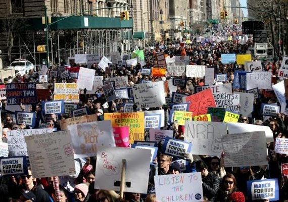 Estudantes e ativistas saem às ruas em protesto pelo controle de armas nos EUA