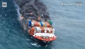 Navio pega fogo e autoridades temem 'desastre ambiental histórico'