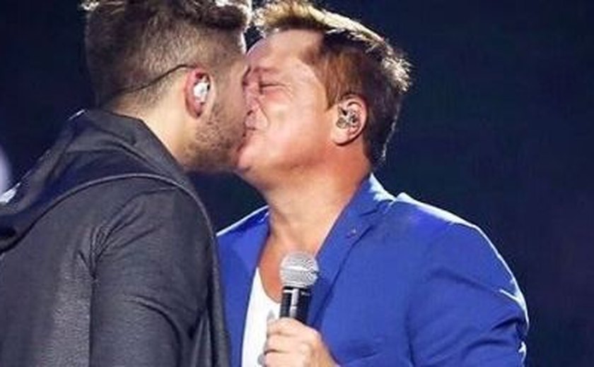 Leonardo beija na boca do filho durante show e internautas condenam a foto