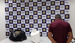 PRF prende homem transportando 30 quilos de drogas em ônibus interestadual