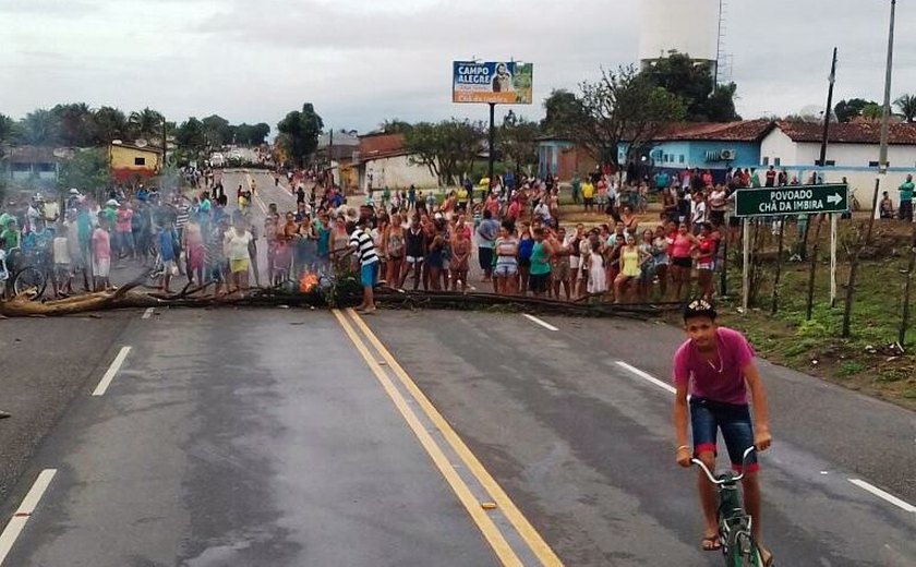Moradores de povoado em Campo Alegre bloqueiam rodovia por falta de energia