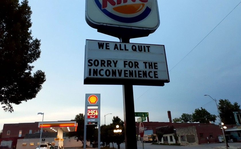 Funcionários do Burger King pedem demissão em massa e deixam recado no letreiro da loja