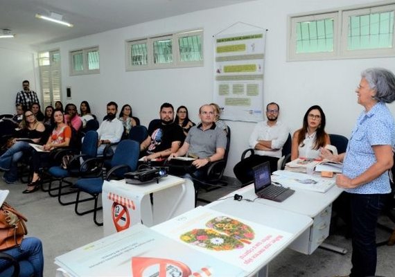 Sesau capacita técnicos de 21 municípios sobre tratamento de fumantes