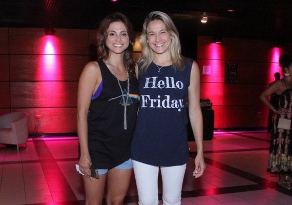 Fernanda Gentil e namorada vão ao espetáculo no Rio