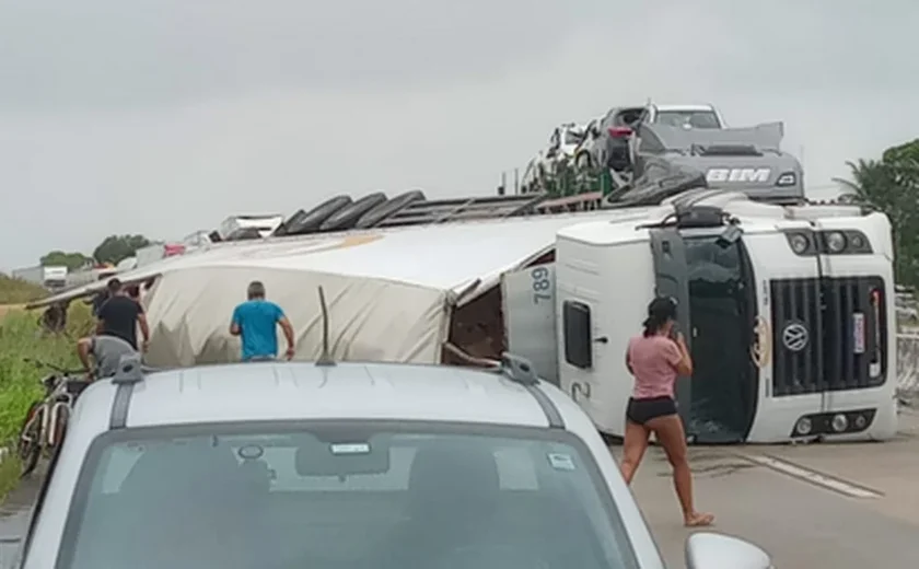 Carreta tomba na BR-101 em Junqueiro e interdita rodovia  nesta segunda -feira (15)