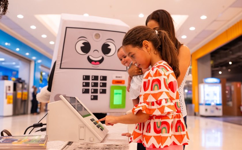 Pessoas de todas as idades participam de treinamento em shopping de Maceió