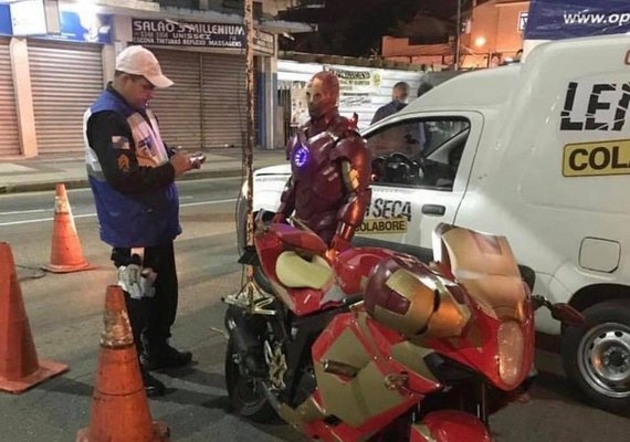 'Homem de Ferro' é parado durante Operação Lei Seca no Rio de Janeiro