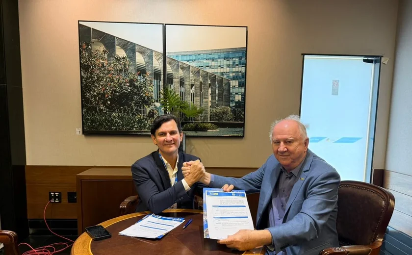 AMA firma cooperação com a CNM para implantação de plataforma de compras públicas nos municípios alagoanos