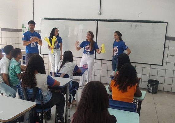 Samu conscientiza sobre trotes e noções de primeiros socorros