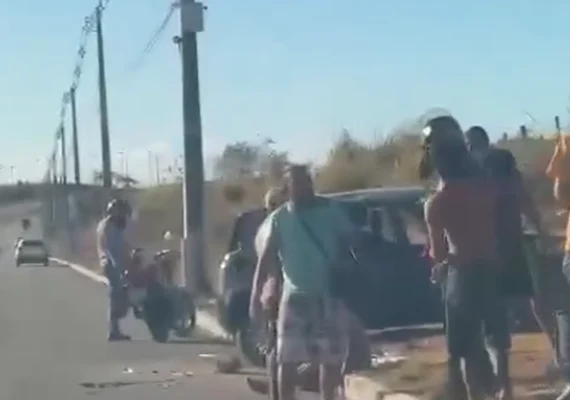 Carro sai da pista e deixa duas pessoas feridas na Avenida Rota do Mar, em Maceió