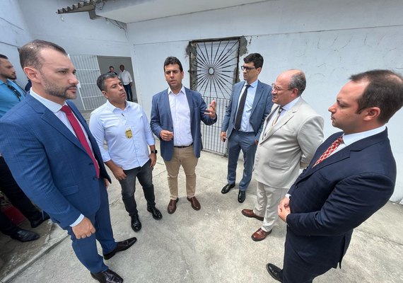 Juízes inspecionam ala especial de presídio onde Collor está detido