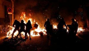Polícia espanhola tenta conter protestos na região da Catalunha