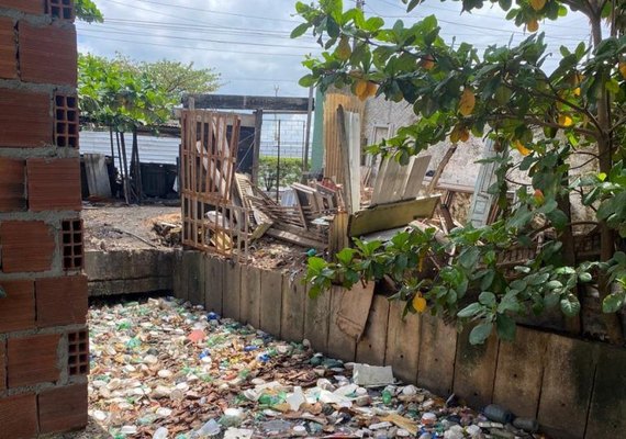 Prefeitura retira meia tonelada de lixo de canal no conjunto Virgem dos Pobres I