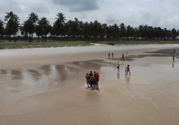 Imagem áerea dos Bombeiros mostra momento de retirada de vítima de afogamento do mar