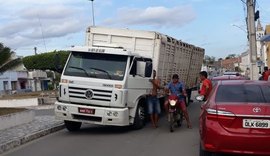 Caminhão boiadeiro quase tomba no Centro de Paulo Jacinto
