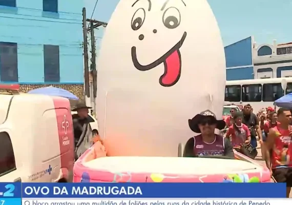 Bloco Ovo da Madrugada arrasta multidão e abre clima de Carnaval em Penedo