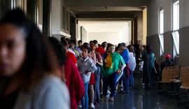 Brasileiros no exterior enfrentam longas filas para votar fora do país