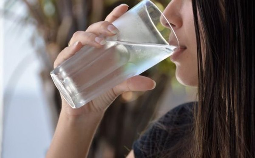 Nutricionista alerta para a importância do consumo diário de 2 a 3 litros de água