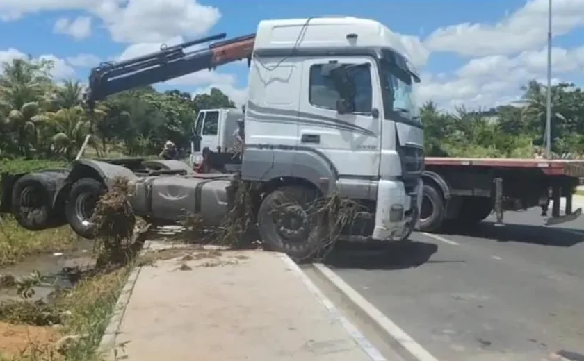 Carreta cai em buraco após motorista perder controle na Marginal do Piauí, em Arapiraca