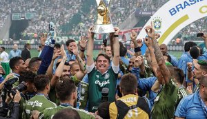 Jair Bolsonaro acompanha vitória do Palmeiras e entrega taça de campeão ao time