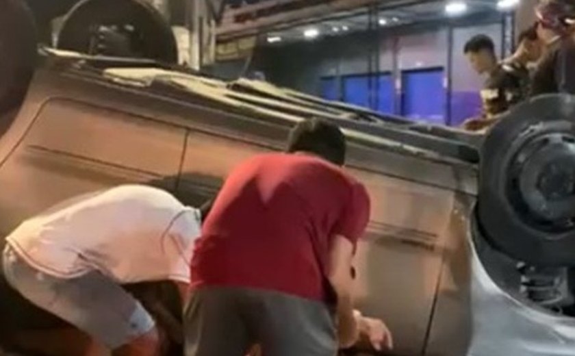 Carro capota na Avenida Durval de Góes Monteiro