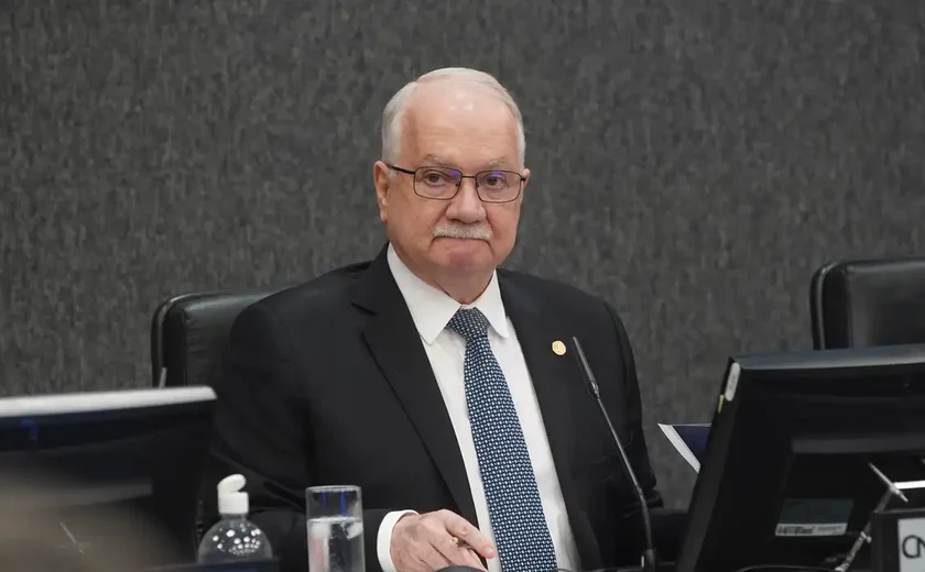 Edson Fachin aguarda explicações de ministros para decidir sobre crise
