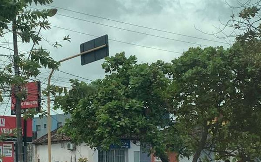 Moradores fecham entrada da Bomba do Gonzaga e trânsito fica lento na região