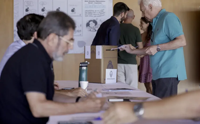 Eleitores argentinos no Brasil votam por defesa da democracia