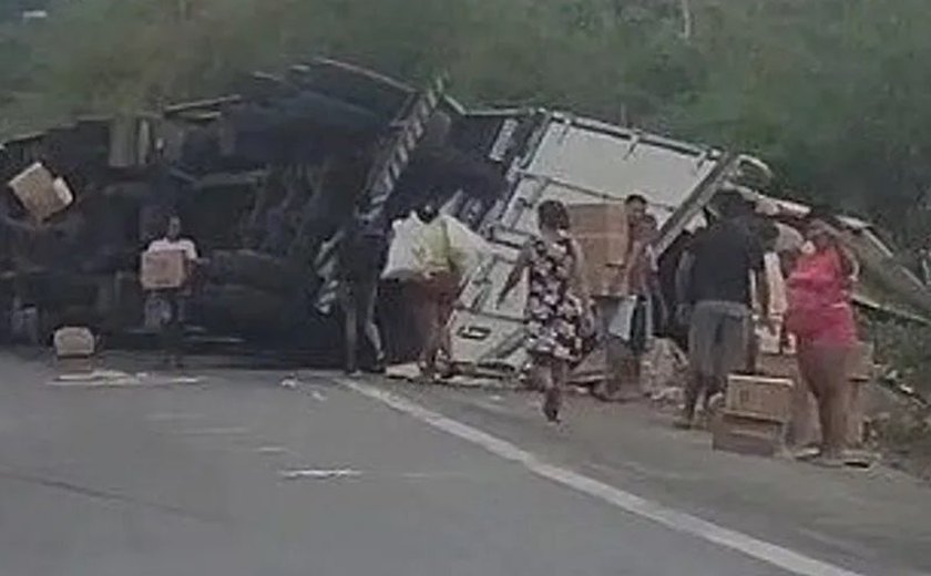 Carreta com carga de biscoitos tomba em trecho da BR-101 e parte da carga é saqueada por populares